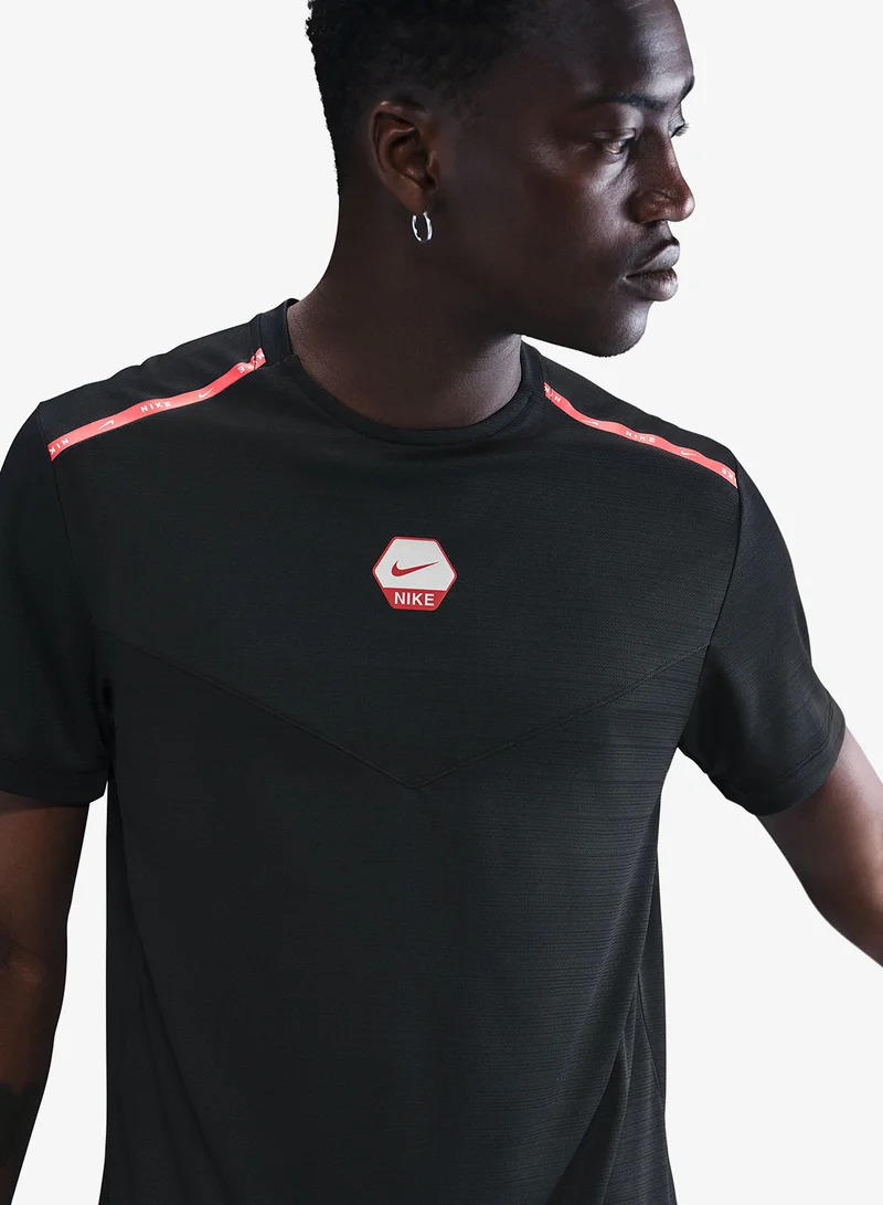 Nike BLACK Nsw Club Sports Run T-Shirt for Men | Best Price UAE
